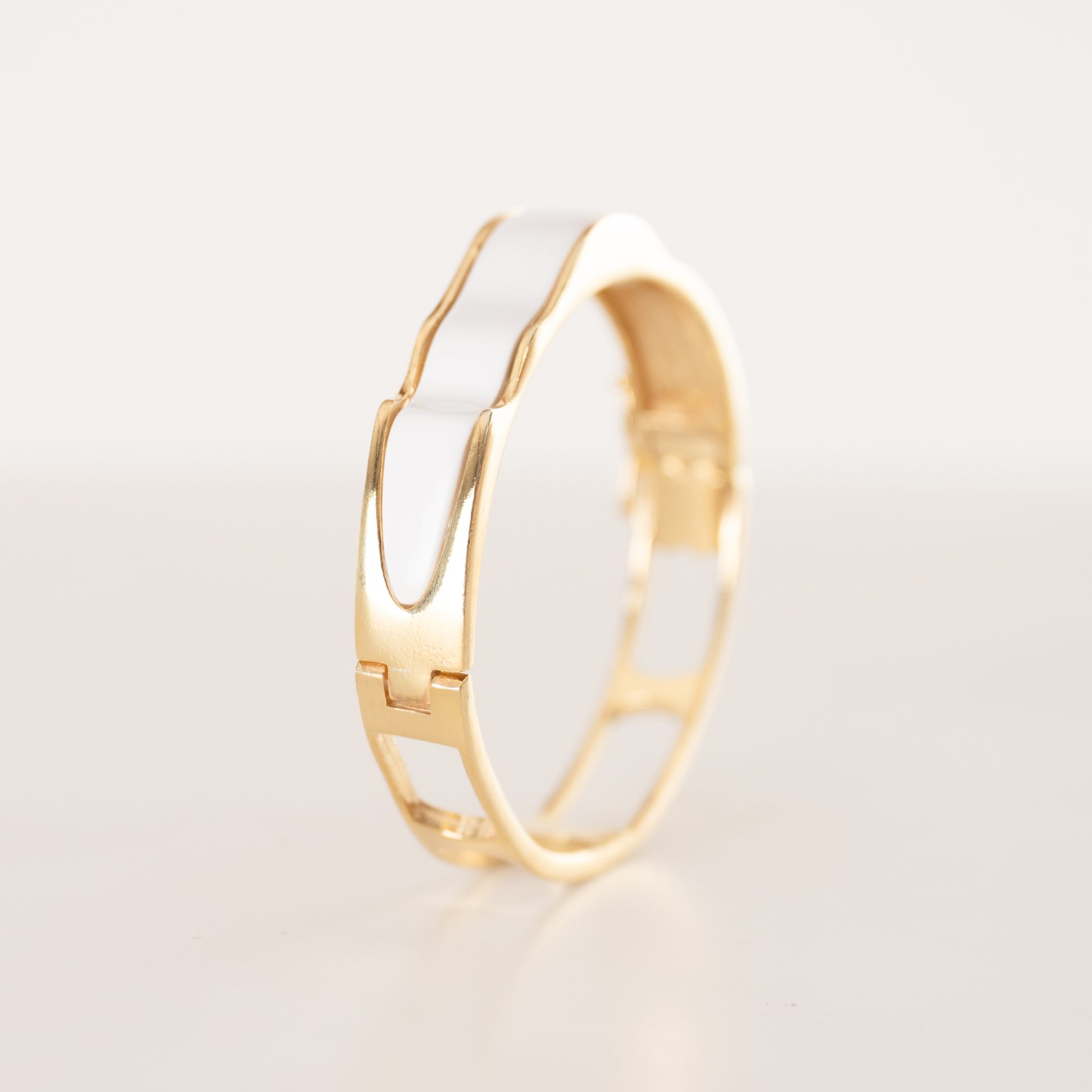 Nicole White Agate Bangle